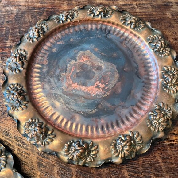 Two Antique Embossed Solid Copper Plates Retro Daisy Pattern - Picture 7 of 10